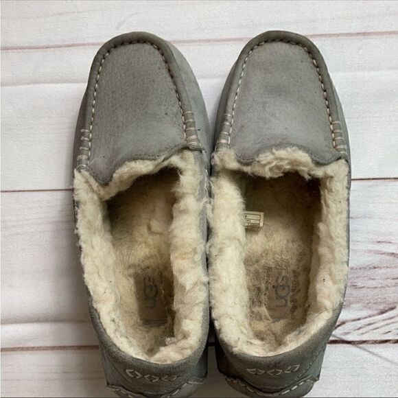 UGG Women’s Ansley Light Gray Suede Slippers - Picture 12 of 13